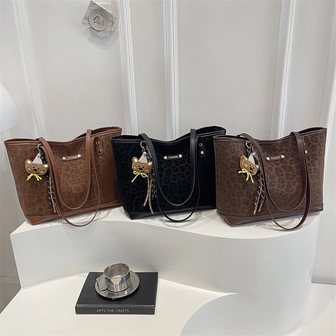 Retro Leopardenmuster Tragetasche Für Damen PU Leder Große Kapazität Schultertasche Mit Bärenanhänger Trendige Lässige Pendler Tasche