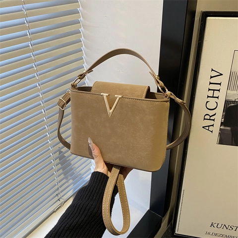 Vintage Women PU Leather Shoulder Bag With V Metal Buckle Fashion Crossbody Handbag For Daily Casual Office Commuting Satchel