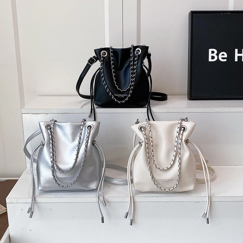 Borsa a Secchiello in Pelle PU Minimalista da Donna Elegante Borsa a Tracolla con Coulisse e Catena Argentata Borsa alla Moda per Uso Quotidiano