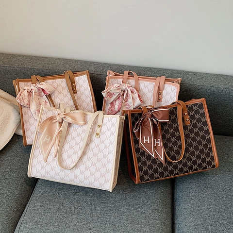 Borsa Tote Donna Grande Capacità Pelle PU Stampa Monogramma Con Sciarpa Decorativa in Raso Moda Retro Borsa a Tracolla Pendolare