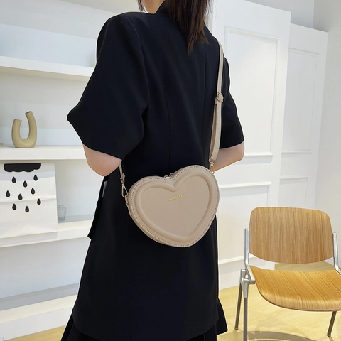 Damen Herzform Umhängetasche PU Leder Mode Schultertasche Mit Vergoldeten Buchstaben Reißverschluss Kleine Elegante Tasche