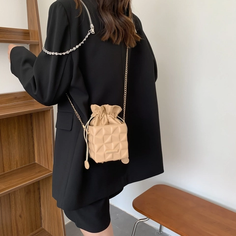 Women's Mini PU Leather Geometric Quilted Bucket Bag With Gold Chain Strap Modern Drawstring Cube Crossbody Shoulder Bag