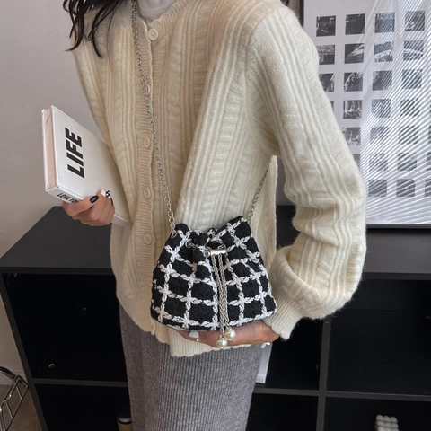 Borsa a Secchiello in Nylon a Scacchiera da Donna Con Decorazione in Perla Artificiale Catena in Lega Tracolla per Pendolarismo