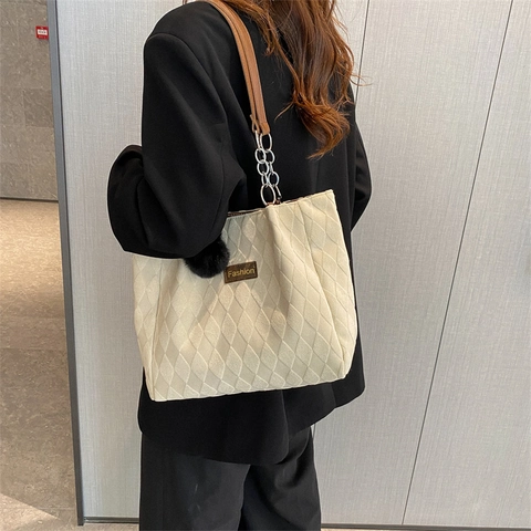 Sac Cabas Matelassé en Nylon pour Femmes Grande Capacité Sac à Bandoulière Décontracté Avec Chaîne et Pompon en Peluche