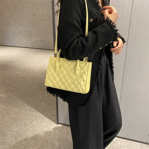 Borsa a Tracolla da Donna in PU Retro Occidentale con Cuore a Rilievo Piccola Borsa Quadrata con Tracolla Regolabile Borsa a Mano alla Moda