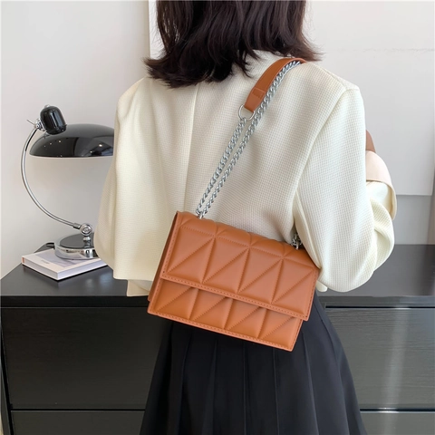 Bolso de Hombro para Mujer de Cuero PU Acolchado Geométrico Triangular Moda Cadena Cruzado Bolso Cuadrado Pequeño para Uso Diario Street Style