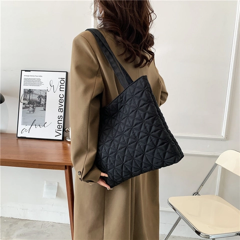 Bolso Tote de Nailon Acolchado para Mujer Moda Gran Capacidad Streetwear Patrón de Estrellas Bolso de Hombro Invierno 2023