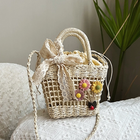 Damen Handgefertigte Strohgeflecht Schultertasche Mit Spitzenschleife Blumenanhänger Sommer Strand Casual Umhängetasche Urlaub Handtasche