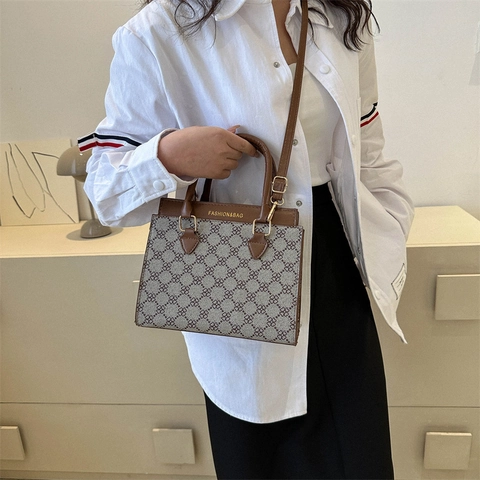 Sac Cabas Rétro Monogramme pour Femmes en Cuir PU Sac à Épaule Sac à Main à la Mode Avec Bandoulière Réglable pour Femmes