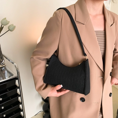 Bolso de Axila de Fieltro de Moda para Mujer Elegante con Patrón de Corazón en Relieve Bolso de Hombro de Color Sólido Bolso Baguette para Mujer Regalo