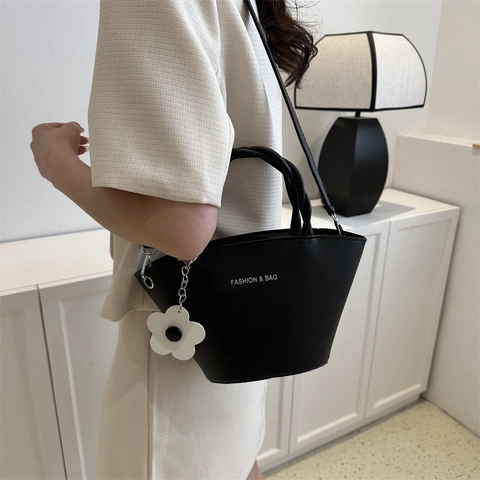 Bolso de Cubo de Cuero PU de Moda para Mujer Bolso de Hombro de Color Sólido Simple con Colgante de Flor