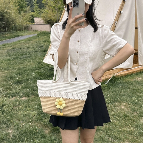 Sac Fourre-tout Patchwork Tissé d'été Grande Capacité Sac à Bandoulière de Plage Décontracté Avec Décoration Florale pour Femmes