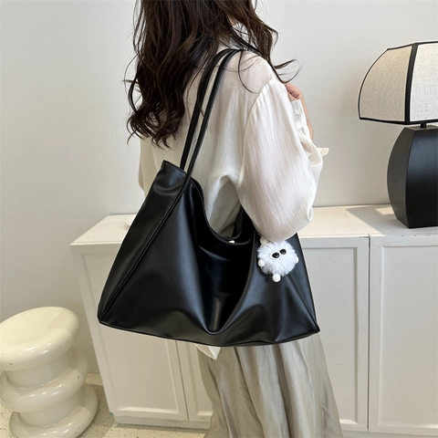 Grote Capaciteit Zacht PU Leer Tote Tas Casual Effen Kleur Schouder Oksel Tas Vrouwen Mode Handtas Met Pluche Hanger