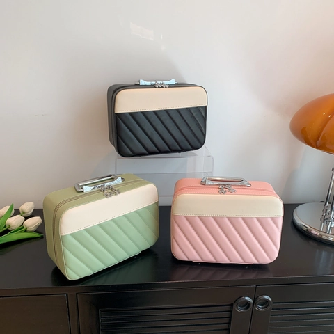 Women's Quilted PU Leather Handheld Cosmetic Bag Makeup Case With Mirror Metal Handle Flower Zipper Pulls Storage Box