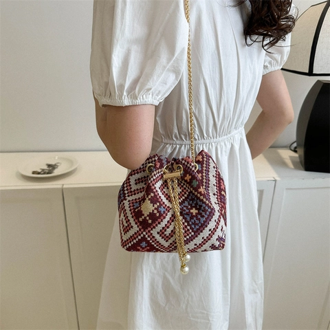 Bolso Saco de Jacquard de Estilo Étnico Para Mujer Patrón Geométrico Retro Bolso de Mano con Correa de Cadena Dorada y Perla Artificial