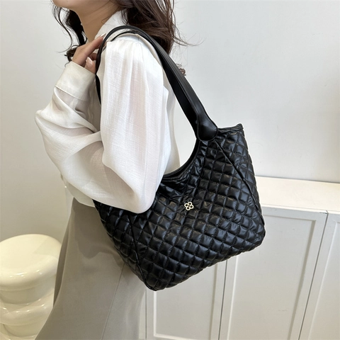 Dames Casual Gevoerde PU Lederen Tote Tas Grote Capaciteit Ruitpatroon Schoudertas Met Klaver Metalen Logo Handtas