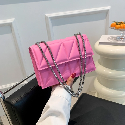 Borsa a Spalla da Donna in Pelle PU con Trapuntatura a Triangolo e Tracolla a Catena in Metallo Argentato Piccola Borsa a Patta