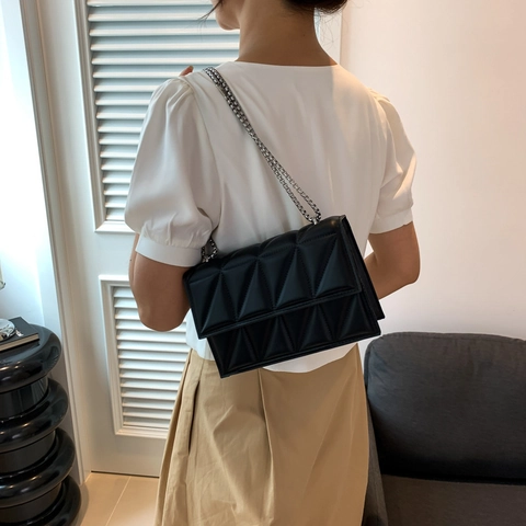 Borsa a Spalla da Donna in Pelle PU con Trapuntatura a Triangolo e Tracolla a Catena in Metallo Argentato Piccola Borsa a Patta