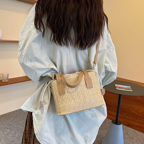 Bolso Cubo de Paja Tejida Con Asa de Cuero PU Forro de Cordón Bolso de Hombro Cuadrado Pequeño Para Vacaciones