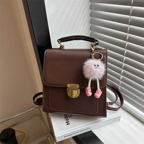 Mini Sac à Dos en Cuir PU Rétro Britannique Pour Femmes Style Collège Sac à Bandoulière Avec Accessoire Pendentif Monstre