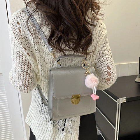 Mini Sac à Dos en Cuir PU Rétro Britannique Pour Femmes Style Collège Sac à Bandoulière Avec Accessoire Pendentif Monstre