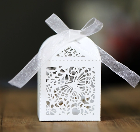 Scatola Regalo per Caramelle in Carta Perlata Intagliata al Laser con Motivo a Farfalla e Fiori per Matrimoni e Feste