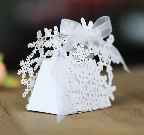 Caja de Dulces de Copo de Nieve Hueca Corte Láser Caja de Regalo de Papel Con Cinta para Navidad Boda Fiesta Invierno