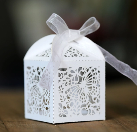 Europäische Romantische Hohl Schmetterling Lasergeschnitten Gastgeschenk-Box Perlmuttpapier Geschenkbox Mit Band Für Hochzeit Party Süßigkeiten Schokolade Verpackung