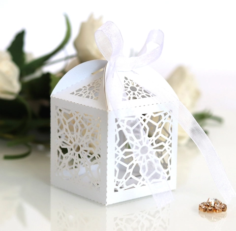 Boîte à Bonbons Ajourée Découpe Laser Style Européen Papier Perlé Boîte d'Emballage Cadeau Avec Ruban pour Mariage Fête Célébration
