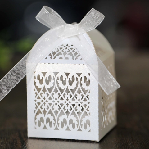 Elegant Laser Cut Paper Candy Box European Hollowed Floral Gift Box With Ribbon For Wedding Party Favor Souvenir Decoration