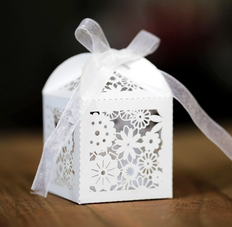 Laser Cut Floral Paper Candy Box With Ribbon Bow European Style Hollow Wedding Party Favor Chocolate Gift Packaging Box