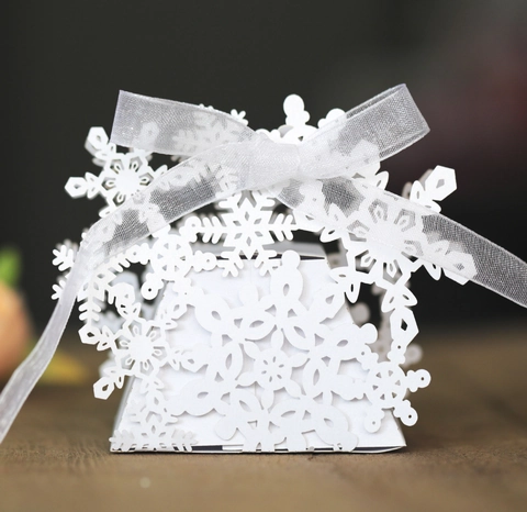 Caja de Dulces de Copo de Nieve Hueca Corte Láser Caja de Regalo de Papel Con Cinta para Navidad Boda Fiesta Invierno