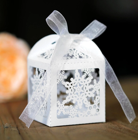 Boîte à Bonbons Creuse Flocon de Neige Découpée au Laser Avec Nœud en Ruban pour Mariage Noël Fête Cadeau Emballage de Chocolat en Papier
