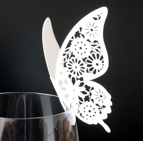 Élégant Marque-places Papillon 3D Découpé au Laser Papier Perlé Ajouré Cartes de Verre pour Mariage Anniversaire Fête Table