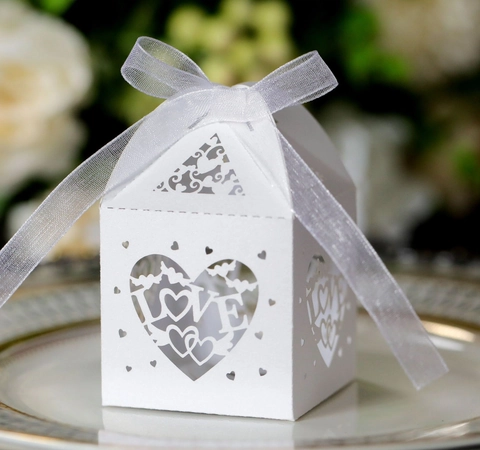 Scatola di Caramelle in Carta Taglio Laser a Forma di Cuore Traforato per Matrimonio San Valentino Favore Regalo con Nastro