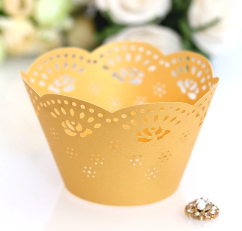 Laserschnitt Rose Blume Cupcake-Manschetten Elegant Perlmuttpapier Hohl Spitze Kuchen Deko Für Hochzeit Geburtstag Party Feier