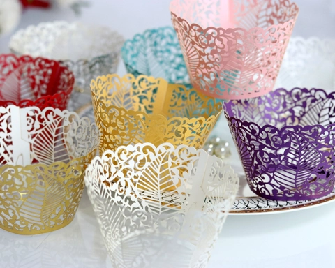 Lasergeschnittene Ausgehöhlt Cupcake-Manschetten Perlpapier Ranken Blumen Blätter Design Für Hochzeit Geburtstag Party Deko
