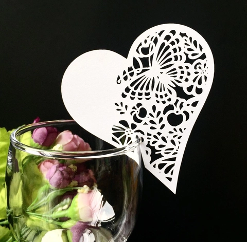 Segnaposto a Forma di Cuore Tagliati al Laser Farfalla Fiore Design Cavo Bicchieri da Vino Carte per Matrimonio Tavolo