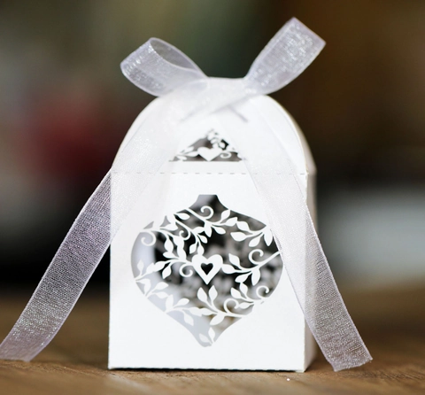 Eleganti Scatole Regalo Matrimonio Taglio al Laser Cuore Foglia Traforato Scatola Caramelle Carta Perlata Con Nastro