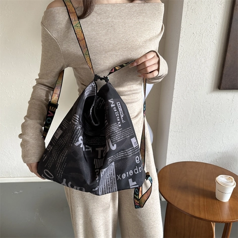 Vintage Gewaschenes Oxford-Gewebe Zeitungsdruck Schultertasche Damen Große Kapazität Buchstaben-Gurt Lässige Tote Umhängetasche