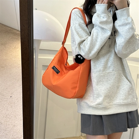 Borsa a Tracolla in Tela Grande Capacità Donna Moda Etichetta a Lettere Borsa Tote Con Pendaglio in Peluche Cinturino Regolabile