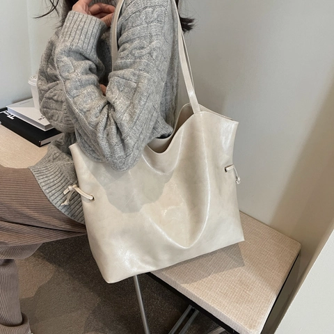 Large Capacity PU Leather Tote Bag For Women Retro Solid Color Drawstring Shoulder Bag Minimalist Commuting Fashion Handbag
