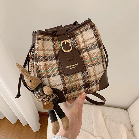 Borsa a Secchiello in Lana a Quadri Vintage per Donna Borsa a Tracolla in Pelle PU con Giunzione Retro e Ciondolo a Coniglio
