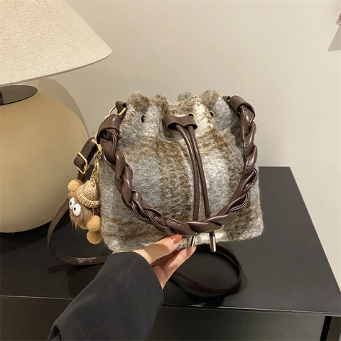 Vintage Wolle Kariert Eimertasche Für Damen Geflochtener Griff Kordelzug Schulter Umhängetasche Mit Plüsch Monster Anhänger
