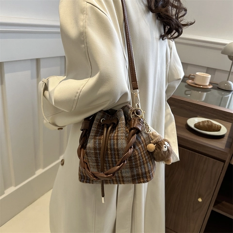 Vintage Wolle Kariert Eimertasche Für Damen Geflochtener Griff Kordelzug Schulter Umhängetasche Mit Plüsch Monster Anhänger