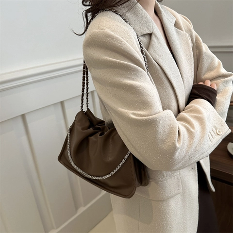 Damen Mode Plissierte Cloud Umhängetasche Minimalistische PU Leder Tasche Große Kapazität Kette Handtasche Urban Pendeln Tasche