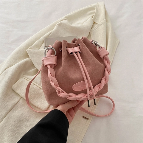 Bolso Cubo Retro para Mujer de Nailon Efecto Gamuza Asa Tejida Cordón Bolso de Hombro Cruzado con Colgante Lindo