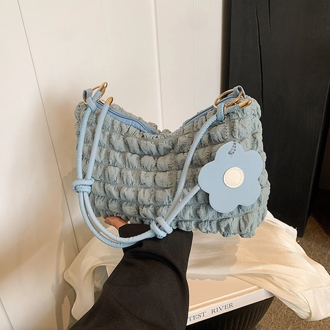 Sac à Épaule pour Femmes à Texture Bulle Sac Sous le Bras Plissé Avec Charme de Fleur Sac Cabas Décontracté pour le Quotidien