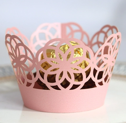 Eleganti Involucri per Cupcake Tagliati al Laser in Carta Perlata Traforata a Fiori per Decorazioni Feste Matrimonio
