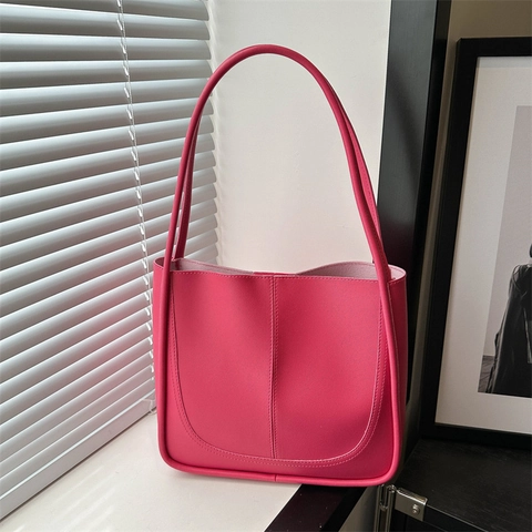 Retro Minimalistische PU Leder Schulter Unterarmtasche Für Damen Große Kapazität Tote Bag Mit Plüsch Anhänger Pendler Eimer Tasche